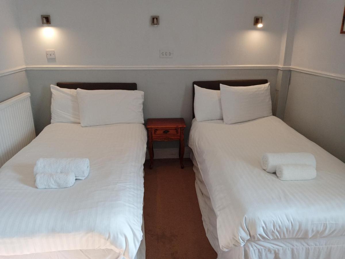 Blue Bell Hotel Белфърд Екстериор снимка