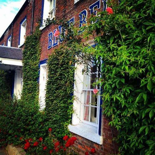 Blue Bell Hotel Белфърд Екстериор снимка