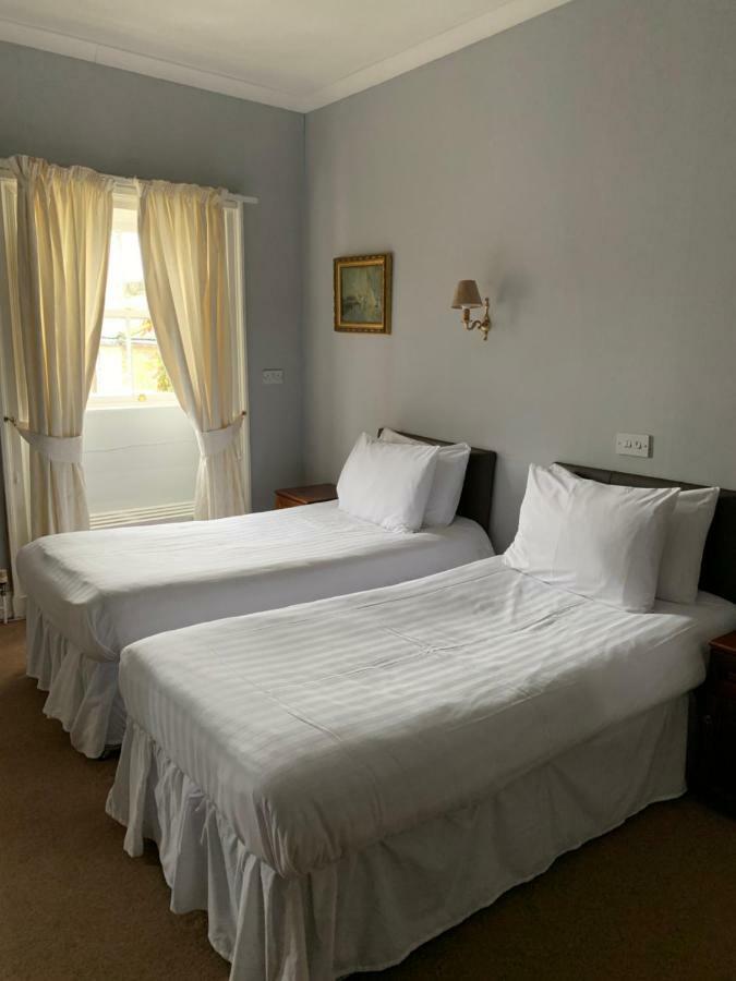 Blue Bell Hotel Белфърд Екстериор снимка